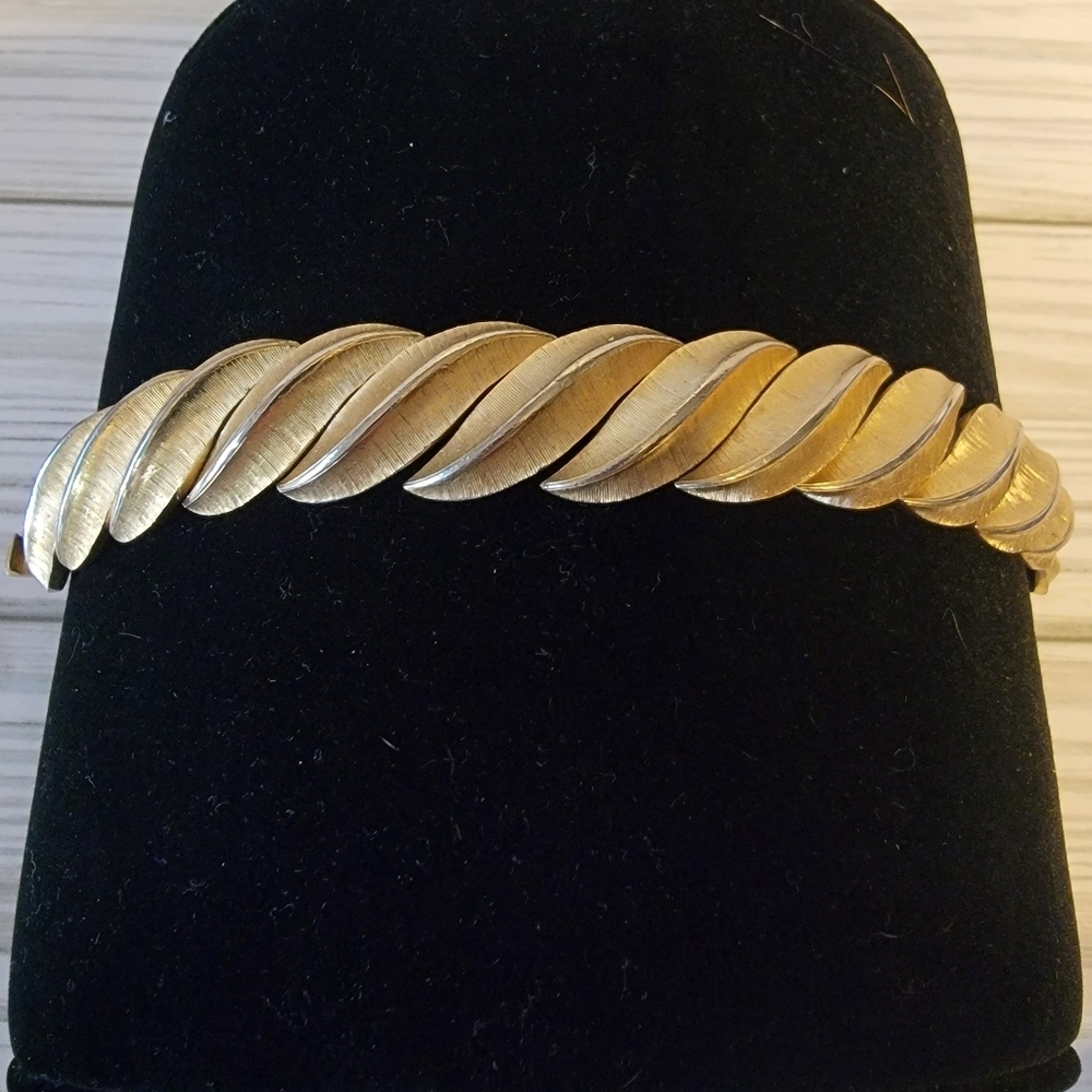 Vintage Crown Trifari Gold Tone Textured Twist Bracelet Safety Chain Signed